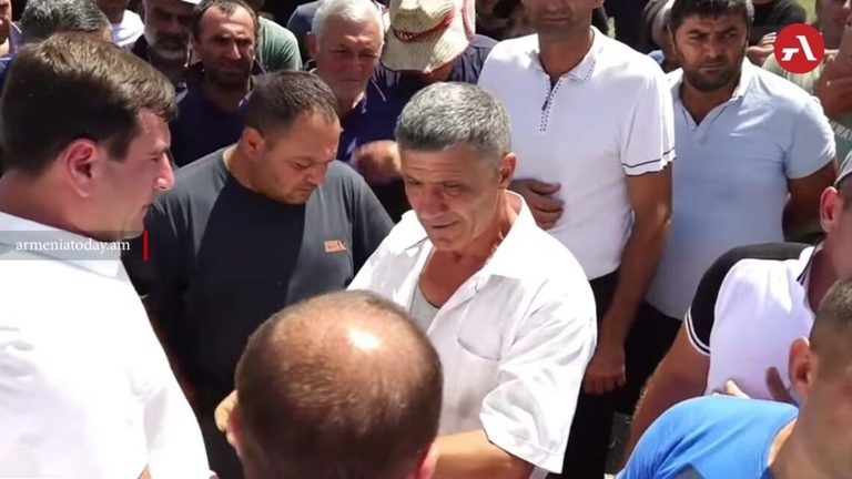 Armenian farmers block roads in Armavir over peach prices