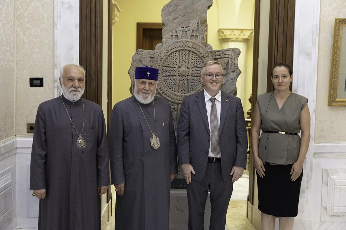 Ամենայն Հայոց Կաթողիկոսն ընդունել է Կանադայի հեռացող դեսպանին